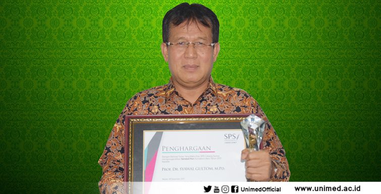 Prof. Syawal Gultom Raih Penghargaan Sahabat Pers Sumut Award