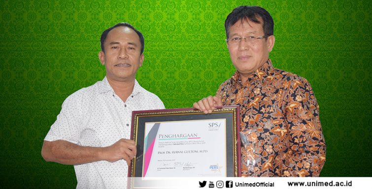 Prof. Syawal Gultom Raih Penghargaan Sahabat Pers Sumut Award