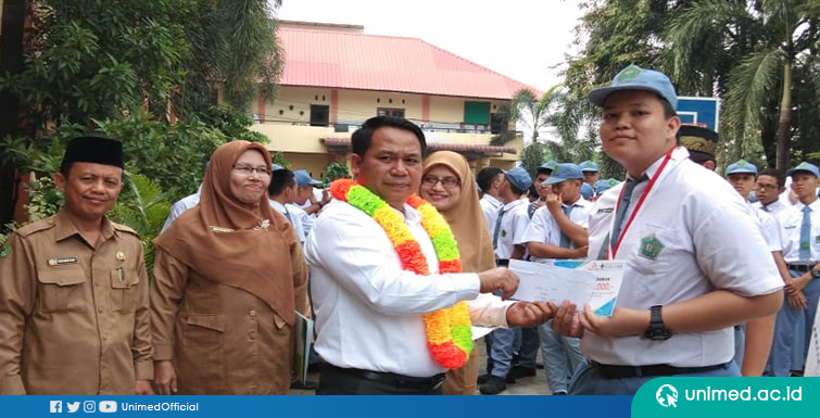 Rektor Unimed beri motivasi siswa/i MAN 1 Medan Saat Upacara Bendera