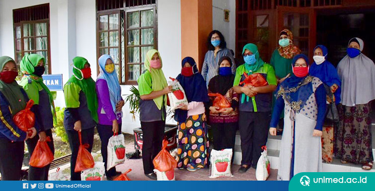 DWP Unit FBS Bagi Sembako ke Petugas Kebersihan UNIMED untuk Sambut Ramadhan di Masa Covid-19