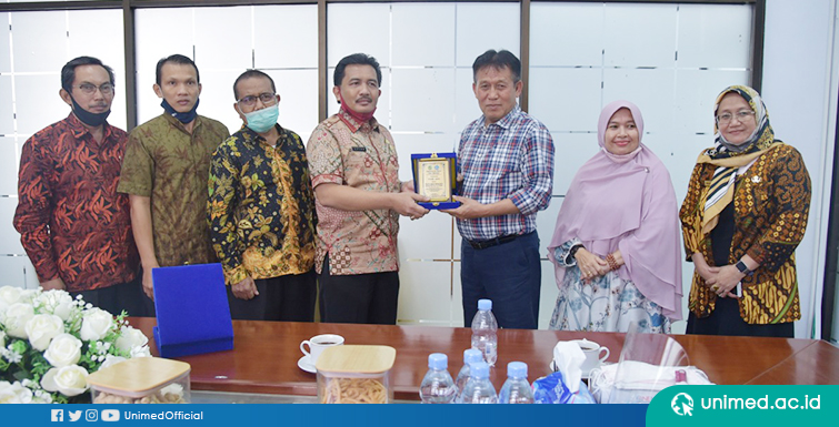 Prof. Syawal Gultom Raih Penghargaan dari Pemko Medan Atas Advokasinya Mensukseskan PJJ di Masa Pandemi Covid-19