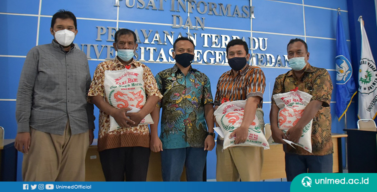 Menyambut Idul Fitri 1442 H, Rektor Unimed Beri Tali Asih kepada Jurnalis SUMUT