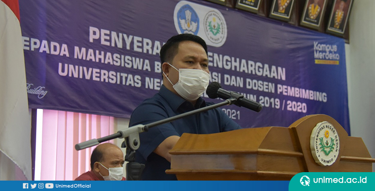 Rektor UNIMED Serahkan Penghargaan Kepada Mahasiswa Berprestasi dan Dosen Pembimbing Prestasi Mahasiswa