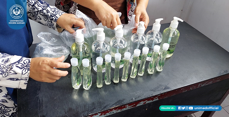 Cegah Dini Covid-19, Dosen Kimia FMIPA UNIMED Latih Pembuatan Handsanitizer pada Guru dan Siswa SD