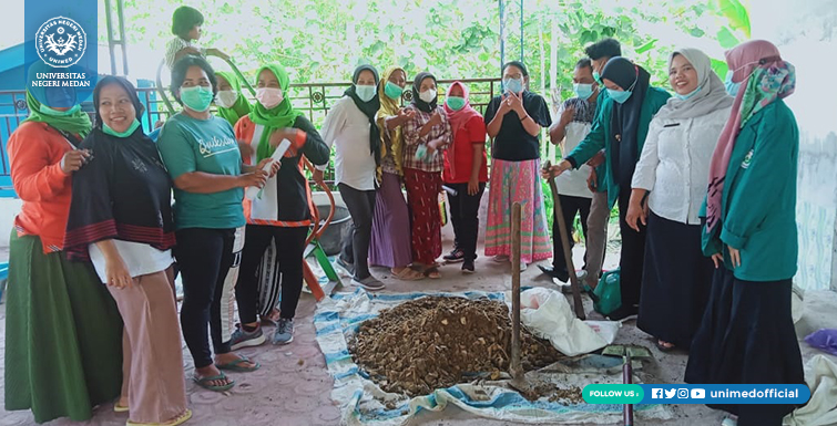 Dosen dan Mahasiswa UNIMED Manfaatkan Limbah Batang Pisang dan Kotoran Kambing Jadi Pupuk Organik