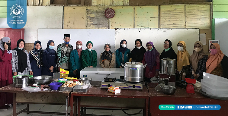 Dosen UNIMED Latih Guru MTs Alwashliyah 19 Percut Mengolah Bahan Pangan Lokal Menjadi Frozen Food