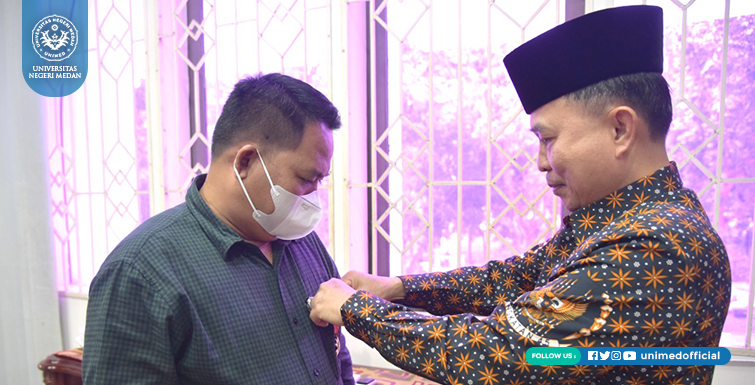 Rektor Unimed Menerima Penghargaan dan Medali Kejuangan 9 Windu Kemerdekaan RI