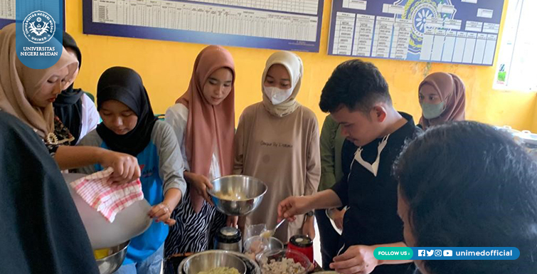 Dosen Unimed Berikan Pendampingan Pemanfaatan Bahan Lokal Jadi Snack pada Remaja Calon Pengantin Pantai Labu